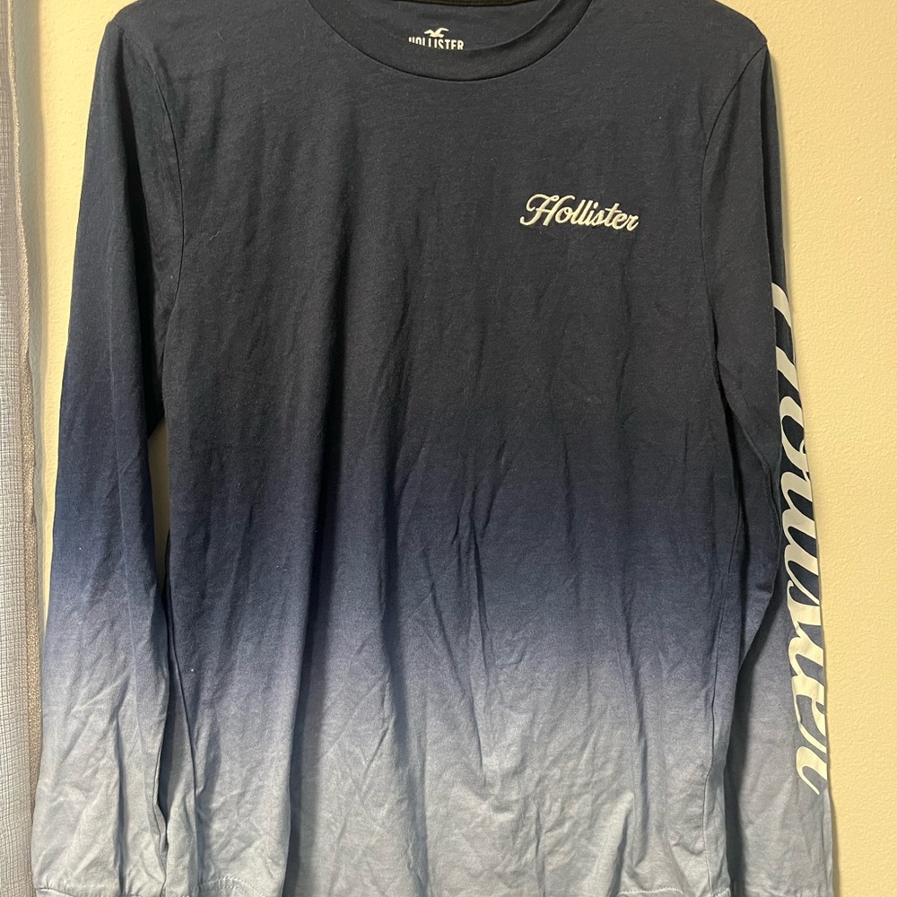 Hollister Men's Navy to Light Blue Ombre Long Sleeve Tee